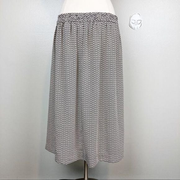 H&M • Flowy Pleated Waistband Midi Skirt - Picture 3 of 6